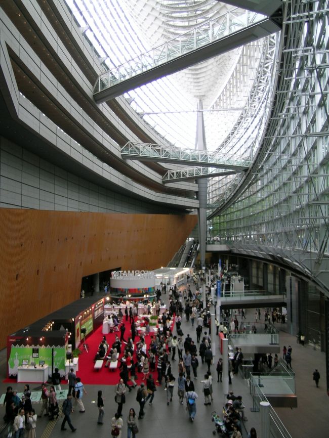 ラ・フォル・ジュルネ・オ・ジャポンのメイン会場　2011.5.5 子供の日<br />Main hall of 2011　LA FOLLE JOURNEE au JAPON<br /><br />震災でメイン会場東京国際フォーラムの設備損傷や海外からの出演者の大幅なｷｬﾝｾﾙなどにより開催が危ぶまれた今年の「熱狂の日」音楽祭2011は、規模を大幅に縮小して開催されることが４月下旬になってやっと決まりました。<br />4.28にどうにか手に入ったチケットを持ってよみうりホールのコンサートに出かけました。<br />少し早めに行って東京国際フォーラム地下のカフェ・バーIL BARでスタンバイです。木質系のインテリアが心地よかったです。店の看板のロゴBARは地震でねじれたままになっていました。<br /><br />コンサートはクラリネットの３曲で望月京のインテルメッティ?（世界初演）、ブラームスのクラリネット･ソナタ第１番、クラリネット五重奏曲です。五重奏曲は私にとってモーツァルトと並びなじみの曲です。二階最前列中央の席A列20番で素晴らしい音色を堪能することが出来ました。「熱狂の日」に相応しいコンサートでした。<br /><br />午後はフォーラムの展示場で開かれたパーカッション･アンサンブル　クレールの演奏を楽しみました。マリンバの３重奏（１台を３人で演奏）やタップ･ダンスも普通の演奏会とは違って楽しかったです。<br /><br />帰りは4.28にも行った丸の内ブリックススクエア「一号館広場」に行ってみると、そこでもバイオリン２重奏の演奏にすごい人垣が出来ていました。終了後はまたカフェ・レストランでワインをいただきました。今回はCaliforniaのピノ・ノアールがすごく美味しかったです。<br />東京駅近くのスカイバス発着所にはスカイツリーも巡るバスが待機していました。<br /><br />この日の気温は前日の25℃から10度も低い15度ほどでした。<br />音楽祭の熱気を昨年と比較したような気温の変化です。<br />でも演奏をいくつも、比較的ゆったりと楽しめたのはよかったです。<br /><br />撮影　Nikon COOLPIX 5400 yamada423<br /><br />&lt;a href=&quot;http://blog.with2.net/link.php?1581210&quot;&gt;人気ブログランキングへ&lt;/a&gt;<br />