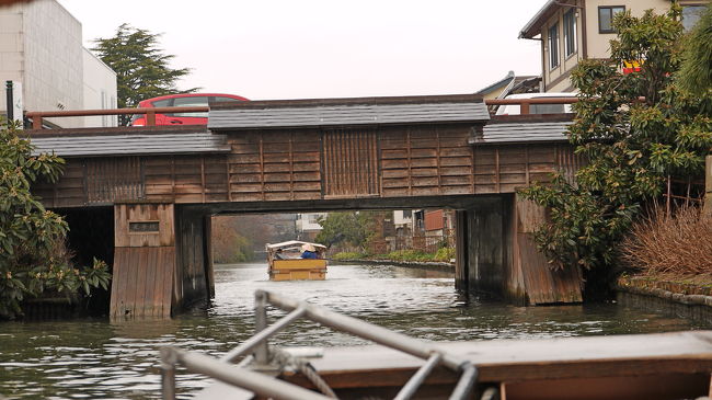 なにも好きこのんで雨の日の堀川遊覧船に乗ることもないと思ったが，きっとすいていて存分に楽しめると思い，乗船．案の定乗客は私一人の貸し切り状態．こたつ付き，屋根付きでとても暖かい．じつはこれは大正解だった．これは雪の日にはもっと風情があるだろう．1100に出発して約45分．雨が降っていたが風情のある堀川めぐりを楽しんだ．これで1200円は安いと思った．しかもレイクライン一日券があると団体扱いでたったの1000円．このブログでは全ての橋を紹介．大雨の中なので，橙の屋根が目障りと思うが許して欲しい．