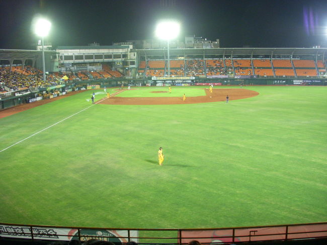 鉄道とプロ野球が大好きな夫婦は台湾新幹線（高鐵）に乗って、この日、プロ野球の開催される台南へと向かった。<br /><br />台湾のプロ野球（中華職業棒球大聯盟）は、<br />●兄弟エレファンツ（象）<br />●統一・セブンイレブン・ライオンズ（獅子）<br />●ラミーゴ・モンキーズ（桃猿）<br />●興農ブルズ（牛）<br />の４球団しかない。昔はもっとたくさんあったようだが、数年前に社会問題となった八百長疑惑などのために解散した球団もあったり、リーグを統廃合したため現在はこの４球団で、台湾各地を巡回しながら年間１２０試合をしているそうだ。<br /><br />１試合の平均観客数は3742人とのことなので、そんなに野球が国民的に人気があるとはいえないようだ。<br /><br />なんせ４球団しかないために、１日１～２試合しか開催されないし、巡回制なので、首都台北でもあまり試合が行われないようだ。<br /><br />この日は、１９３０年に建てられたというボロボロの台南野球場で、兄弟エレファント（象）ＶＳラミーゴ・モンキーズ（桃猿）の試合を観戦した。<br />