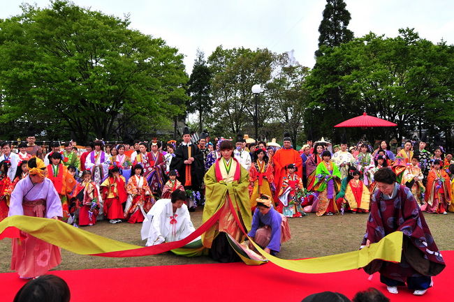 5月3日（火・祝）福井県越前市「紫式部公園」で開催される<br />『式部とふじまつり』<br />日本民族衣裳源流会の協力得て武生観光協会が毎年開いている。<br />まつりのクライマックスは｢十二単の平安時代行列｣<br />約135人の市民が色鮮やかな十二単（ひとえ）や<br />狩衣（かりぎぬ）などを着て<br />公園内のフジ棚の下などを<br />回廊約２００メートルにわたって練り歩き、<br />豪華、絢爛な宮廷ロマン平安時代絵巻を繰り広げた。<br />----------------------------------------------------<br />2010『式部とふじまつり』<br />http://4travel.jp/traveler/isazi/album/10456500/<br />2009『式部とふじまつり』<br />http://4travel.jp/traveler/isazi/album/10337969/<br />2008『式部とふじまつり』<br />http://4travel.jp/traveler/isazi/album/10238896/<br />●とき　　　　５月３日　&#8232;<br />●ところ　　　紫式部公園&#8232;<br />●会場　　　　紫式部公園、ふるさとを偲ぶ散歩道<br />●住所　　　　福井県越前市東千福町&#8232;<br />●交通　　　　ＪＲ武生駅から車7分<br />●ドライブ　　北陸道武生ICから国道8号経由で5km10分<br />●駐車場 　　　あり 但し午前中のみ