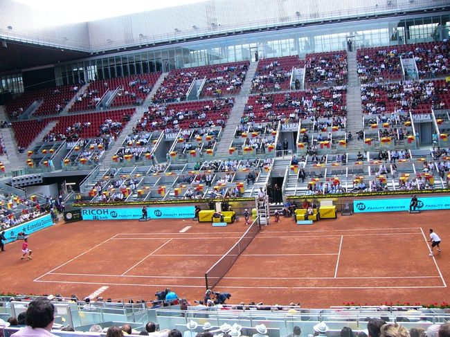 MUTUA MADRID OPEN TENNIS 2011 観戦記<br />ムチャ・マドリード　オープンテニス大会<br /><br />(2011年５月1日(日)〜8日(日)ATP/WTA共催のグランドスラムに次ぐビッグテニストーナメントのひとつ)<br /><br />テニスといえばウィンブルドンですが、あちらは芝、ここはクレー(赤土)。コートのサーフェスが違うよ。球足が遅く、長くラリーが続くので選手にとっては決まるボールが決まらず、技術・体力も重要なのです。選手が靴の裏についた土をラケットでバンバン叩く仕草はこのクレーコートならではの光景。<br /><br />マドリードで行われるこの大会は男子・女子共催のグランドスラム、また年末のツアー最終戦に次ぐ大きなテニス大会の一つです。<br />トップ選手はケガなどの正当な理由がない限り出場しなければいけないと思います。女子しか分かりませんが、キム・クリスターズ、セリーナ・ウィリアムズ選手がケガと病気のため欠場しています。ヴィーナスもクズネツワも居ませんでした。<br /><br />今年2011年は日本のゴールデンウィークの期間にあたりました。来年2012年は違います。でもまた行きたい大会です。<br />--------<br />航空会社：Emirates Airlines<br />2011年4月30日(土)23:25出発、ドバイ乗り継ぎ<br /><br />1日 1時間以上遅れでマドリード着 15時過ぎ、18時ぐらいに会場到着<br />2日 朝からテニス観戦<br />3日 丸一日テニス観戦<br />4日 12:30pmにホテルに荷物を取りにいき、地下鉄で空港へ。2時間前にチェックイン <br />15:25発で帰国<br /><br />5月5日(木)帰国 ほぼ定刻17:15着<br />値段トータル 190,890円<br /><br />ホテル TRYP CIBELES (Hotels.com) 3泊で約3.2万円(シングル) <br /><br />