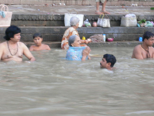 インドに来て３日目です<br /><br />今日は早起きしてガンジス川へ沐浴を見学に行きます<br />頑張れ～<br />早起き！！<br /><br />どんな感じなんだろう
