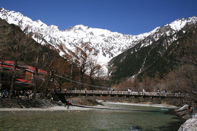 　2011年5月4日からは立山アルペンルート　立山ケーブルカーや立山ロープウェイは混雑するだろうから、富山のホテルを5時20分に出る。（4時30分起床です）始発の電鉄富山発5時44分発　すでに大勢のお客様。立山ケーブルカーは40分後の7時40分発。（6時40分及び7時発はすでに満席）