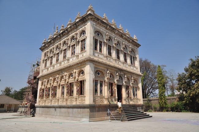 シンデ・チャトリ(Shinde Chatri)は、マラータの大貴族Mahadji Scindiaの記念碑として建設された建物であり、プネーの主要な観光スポットのひとつです。<br />日曜日の観光で訪れましたが、私たち以外に観光客はいませんでした。<br />建物内では、子供たち3人が遊んでいました。<br />入場料は2ルピーで、他の施設のように外国人価格の設定はありませんでした。<br />