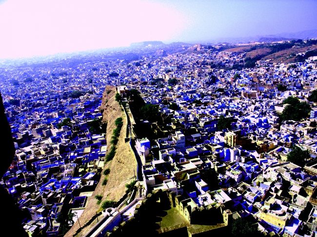 おもちゃ箱のような青い旧市街、インドのラージャスタン州にある、通称「ブルーシティ」ことジョードプルへ行ってきました。インドの西地方は、北インドや南インドとはまた異なる、私達日本人がイメージするインドらしいインドが垣間見えます。特にこのジョードプルは、家が青い染料で塗り固められており、丘の上にそびえるメヘランガール要塞の周りにビッシリと、その旧市街地が存在し、メヘランガール砦から見下ろすと、その眺めは壮観です。自分の足で旧市街を上から見下ろす、というのは旧市街好きの旅人としては非常に心そそられる観光ポイントなのですが、そんな風景と合わせて、街の雰囲気が少しでも伝わるように写真をセレクトしてみました。