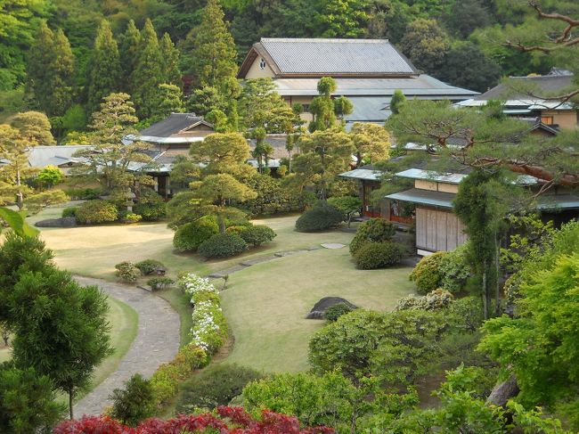 ゆ〜〜っくり・・・ と、 <br /> 年 老いた! 両親 の ペース に 合わせた <br />「ノ〜〜ンビリ・・・、 旅館 で くつろぐ 時間 が <br /> タ〜〜ップリ・・・ の、 二日間」。<br /><br /> 伊豆長岡 の 高級 旅館 『 三養荘 』 は、 <br />元々 は、 昭和 初期 に、 三菱 財閥! の 岩崎家 が 別邸 と して、 造った・・・ 日本 建築 と 日本 庭園 です。<br /> <br /> 3,000坪 の 回遊式 庭園! には、 <br /> 本館 10棟 の 「離れ」 が あり、 そんな・・・ 建物 が 「ここ! は、 歴史 を 感じさせる、 和風 旅館・・・ なんだ〜」 と 思わせて くれる。 <br /> <br /> また、 広大! な 42,000坪 の 『 三養荘 』 の 敷地 には、<br /> 約 20数年前 に 造られた・・・ 近代的 で ありながら、 「純和風」 を 突き 詰めた・・・ <br /> 日本建築、 の お部屋 が、 30棟・・・ と、 <br /> 旅館 全部! で 40棟 の お部屋・・・ が あり、<br /><br /> その・・・ 全て! が、 デザイン の 異なる <br /> 「平屋。 純和風 数寄屋造り! の 離れ」 の お部屋。 と 云う・・・、 豪華! な・・・ モノ。 に なって いる。 (♪)<br />ーーーーーーーーーーーーーーーー <br /> そんな、 ひとつ ひとつ・・・ の 「平屋。 離れ! の お部屋」 は、 面積 が、 とても、 広い・・・ ので、 <br /> 館内 も、 やっぱり、 広いっ。。<br /> つなぐ・・・ 廊下・・・ を しばらく、 歩く ので、 <br /> お食事処 や、 大浴場 に 行く・・・ のも、 一仕事。。。 と なる。<br /> <br /> (特 に) 想像 以上・・・ に、 スロー・ペース の おじいちゃん の ノロノロ 歩き! には、 <br /> 皆、 気を つかって・・・ しまうワ〜っ。 (笑)<br /><br /> <br /> 『 ゆとり 』 が、 キー・ワード の <br /> 旅館 の 全て! が、 <br /> 「風格! と、 贅沢な 雅さ!」 を しみじみ・・・ 感じさせる 素晴らしい〜! 造り・・・ で 見事!!! ある。 <br />ーーーーーーーーーーーーーーーーー<br /><br /> 私達 が、 今回、 宿泊 した <br /> (新館) の 離れ の お部屋! も、 当然・・・ ながら、 とっても、 広く、 <br /> お部屋 には、 「源泉 掛け流し」 の 内湯! が、 24時間・・・ いつでも 入れる 様 に、 なって いる。 ( 熱い!お湯 も いつでも・・・ 張ってある )<br /><br /> そして、 お楽しみ! の お食事・・・ も、 <br /> 丁寧〜! に 作られた・・・ 懐石 料理 が、 美しく、 とても、 美味しかった。<br />ーーーーーーーーーーーーーーーー <br /> <br /> 出歩いて、 アチコチ・・・ 観光 を 楽しむ! より、<br /> 旅館・・・ で 過ごす! 時間 が 何より・・・ も、 <br /> 嬉しい〜、 80歳 の (私 の) 両親 には、 <br /> 「ここ! は、 人生 最高〜! の 旅館 に なったヨ〜」 と、 大感激! の ふたり・・・。 (涙)<br /> <br /> いぇいぇ、 私達・・・ 若い! (?) 夫婦 にも、<br /> この 旅館! は、 何処 を 見て・・・ も、 <br /> 「はぁ〜〜っ、 スゴイねぇ〜。 こんなの・・・ ない。ヨネ〜」 と、 <br /> ついつい・・・ 一般庶民 の 感嘆! の 声 が 出てしまう・・・、 <br /> 『 日本 の 造形美 』 が 盛り沢山〜。。。 <br /><br /> 日本 の 名旅館・・・ にも 数えられる、 <br /> 伊豆長岡 『 三養荘 』 は、 <br /> (私達 にも) 間違い・・・ なく、 <br /> 「人生 最高〜! の お宿」 と なりました。 (♪)<br /><br /> 「 両親 の 喜ぶ・・・ 顔。 が 光ってた!!! 」 <br /> ささやか・・・ な、 私・・・ から の プレゼント。 <br /> 『 親孝行! の 伊豆 旅 』・・・ の 素敵 な 思い出。 <br /> の お話。 デス。。。 (♪) <br /> <br /> <br /> そして、 観光編 は、 後編・・・ で ご案内。 と、 今回 も 二編 に 分けて、 「伊豆 旅行」 を ご覧 頂きます。