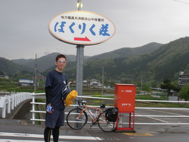 ＡＭ９；００宿を出発し、海岸線まで出て「小松加賀健康民自転車道」を北上する予定でしたが<br />今日は移動距離が１２０キロと長く、風による体力の消耗を抑える為内陸の国道８号線バイパスを<br />使う事にしました。<br /><br />「自転車でバイパスを通ってもいいのか？」という問題には未だ明確な答えは出ていませんが…<br />直線道で信号の少ないバイパスは車のスピードも速い上、合流や出口がある為手信号による意思表示が必要です。<br />また白線より外側の路肩を走行すると跳ねた砂利や、ガラス片、金属などの落下物が多数あり慎重なハンドル操作が求められます。<br /><br />車は厄介な自転車を大きく避けて走ってくれますので、それに甘えてなるべく白線の内側１０ｃｍ位の所を走行するようにしました。スペアタイヤは持っていても使いたくはありませんから。。。<br /><br />福井市内は道幅も狭く、坂があり左車線はバスの往来が激しくなります。<br />無理をせず、注意を払って進む事が大切です<br /><br />福井市内を抜け、「森本」を右折して国道３５９号線「内山峠」をジリジリと上り砺波平野を快走♪<br />ＮＨＫの火野正平さんの『にっぽん縦断こころ旅』で砺波平野の特徴的な家の造りは勉強済みでしたので<br />復習するかのように田園地帯に点在する家々を見ながら走る。<br /><br />ここら辺を走るのは気持ちが良かったです♪<br /><br />神通川の有沢橋を渡って富山市内へ。<br />１６時過ぎには、宿【ドーミイン富山】に到着していましたが、１２０キロの道のりはかなり体に堪え<br />膝や外側広筋、殿部（特に会陰部）の痛みが強くペダルを漕ぐ事すら困難になっていました！<br /><br />【ドーミイン富山】<br />宿泊費　￥７，５００円(シングル)<br />洗濯機使用　　２００円<br />乾燥機使用　　１００円<br /><br />風呂は大浴場で温泉！<br />滝廉太郎の『荒城の月』でお馴染みの佐々成政居城の富山城から程近く。<br />朝食は和洋ブッフェでその品数は今回の旅で群を抜いていました！<br /><br />富山方面に行くならまたこの【ドーミイン富山】を利用したいと思う程！！<br /><br /><br />夕食は、あらかじめ食べログでチェックしておいた禁酒禁煙のすし屋☆”<br />【寿司栄　総曲輪本店】<br />　　　　参照　http://r.tabelog.com/toyama/A1601/A160101/16000028/<br /><br />おまかせ握り４，２００円と海老で出汁をとった味噌汁２５０円を食べましたが大満足★”(^0^)v<br />味・量ともに満足！<br /><br />カウンター席を取り囲むように長蛇の列ができていて驚きますが、大丈夫！<br />禁酒禁煙なので食べたら皆さん長居もせず順番はすぐに回ってきますよ♪<br /><br />ぜひ！<br />富山にお立ち寄りの際は、【寿司栄　総曲輪本店】へ　(^-^)/~<br /><br />　