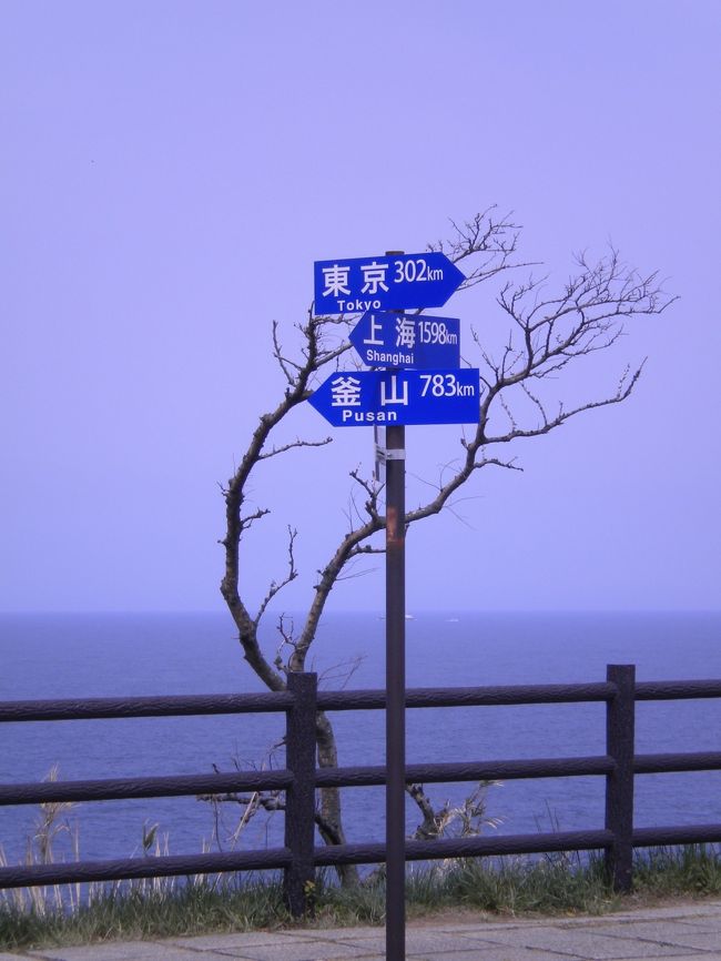 輪島半島ぐるり旅3日目の行程です。<br />3日目にしてようやく晴れの空となりましたが、黄砂の為視界はあまり・・・<br />晴れただけでも良しとせねば。<br /><br /><br />輪島朝市見物後、千枚田を目指しました。<br /><br />なるべく海岸沿いを走り窓岩・珠洲の塩田・狼煙・禄剛崎灯台・見附島・恋路海岸・九十九湾を巡りました。<br />途中今日の宿泊地七尾に辿り着けるか不安になりながらの行程です。<br /><br />九十九湾の後は、内陸部を目指し穴水から能越自動車道・穴水道路を七尾に向かって南下。<br /><br />明るいうちに本日の宿に到着です。温泉旅館に宿泊だったので、夕食前に一風呂浴びたかったのですが・・・<br />満腹後の入浴となりました。<br />その後夜、朝と合計3回入浴。貧乏性なものですから・・・<br /><br />海を望む部屋ではなかったのですが、目の前とはいかなかったものの海も見える部屋に宿泊できました。能登島大橋も見えます。<br /><br />「明日の5時頃朝日が見えます。」との説明を受け、頑張って起きてみました。<br />