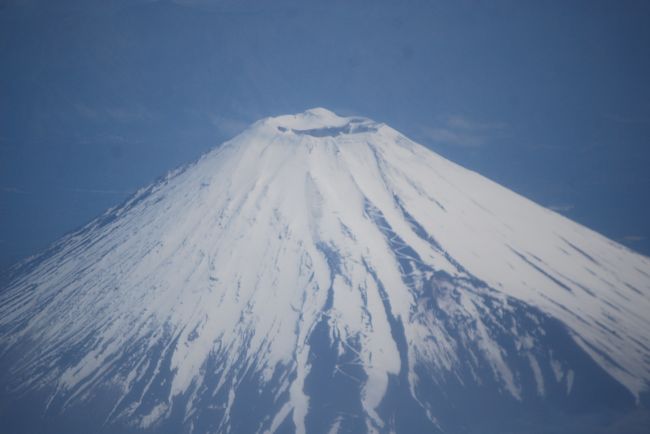 ５月９日、午前８時東京・羽田空港発、大阪伊丹空港行きの飛行機に搭乗し、大阪出張に出かけた。<br />この日の天気はすっきりと晴れてなくて富士山の空撮が思いやられたがどうにかギリギリで撮影ができた。<br /><br /><br /><br />＊写真は五月の富士山<br />