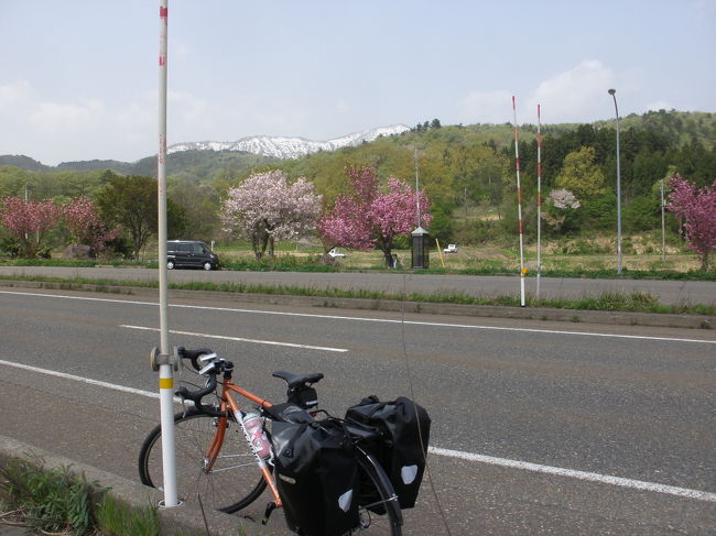思い返せば…１５年前の夏。<br />自転車専門誌を片手に僕は東京・三鷹の自転車屋さんの前に立っていた。<br />目的はロングライドに適した自転車を購入すること。<br /><br />サイクルハウスイシダさん<br />　　　　　　　　　　　　　(参照　http://www.cyclehouse.jp/index.html)<br />購入した自転車は、<br />『ＮＩＳＨＩＫＩ　ＬＴ』<br /><br />納車する日まで、パンク修理や輪行、自転車の扱い、ロングライドについて<br />連日通い気さくな店主の石田さんから色んな話を伺いました。<br /><br /><br />あれから１５年...<br />あの時降り立った三鷹駅北口には、高層マンションが立ち並び〜<br />街の様子が一変。<br />何だか浦島太郎になった感じ<br /><br />路地を進み、見慣れた「サイクルハウスイシダ」の看板！<br />でもお店は白を基調としたモダンに改装され驚きました♪<br /><br />久しぶりに自転車に乗りたくなって〜<br />今夏ロングライドを計画した僕は、石田さんに自転車の相談に伺った。<br /><br />１５年ぶりの再会。<br /><br />石田さんは変わってなかった♪(笑)<br />でもスタッフの数は増え、お店も忙しそうでした<br />しばし歓談の後、<br /><br />予算はすべて込みで１５万以内。<br /><br />石田さんから<br />最近はランドナーからクロスバイクで旅する傾向が多いとの話を受け、<br />ブリジストンの【ＡＮＣＨＯＲ　Ｃ９】を勧められた。<br />色は明るい、「サンセットオレンジ」を選択。<br />Ｃ９は、泥よけが標準装備されフレームにはキャリアが付けられるように<br />穴がすでに用意されている。<br /><br />股下の寸法を測り、注文へ！<br /><br />・自転車に付属する装備一式で　 １５万２２００円　(本体は９９，８００円)<br />その他<br />・パールイズミのレインシューズカバー　　８，９００円　←これは重宝しました！<br />・クッションが入っている下着　(２個） １３，６５０円<br />・吸汗速乾で外果まで隠れる靴下(２個）　 ５，０００円<br />・ズボンの裾を留めるバンド　　　　　　　 ８４０円<br />・ナイキ ZOOM SPEED LITE ST+ 3 　 　８，９００円　←スマートで軽快♪　お買い得でした！<br />・タイオガ　コクーン輪行袋　　 ３，８００円　←事故にあった時の為に！<br />・ＶＩＳＡ付帯のユース会員会費　　　　　１，８２０円<br />・ＳＫＩＮＳ　上下アンダー　　　　　　１２，０００円　←疲労軽減＆お肌の天敵、日焼け防止に良♪<br />・ＲＵＤＹ　ＰＲＯＪＥＣＴ　　　　　　６０，０６０円　←サングラスは脱着可で、カッコいい★”<br />・コンセント・電圧変換機　　　　　　　　７，４４０円<br />・ツーリングマップル 中部北陸　　　　　 ２，７００円<br />・シワにならず防水のジャケット(伊製)　１３，０００円<br />・ブリジストン ママチャリ用段ボール　　　　　　 ０円　←ＢＩＫＥＰＡＣＫは要らない。<br /><br />＜輸送＞<br />・自宅→福井県敦賀 佐川急便営業所へ　　４，７６０円　(３辺の合計は２３６cm）<br />・敦賀営業所→　長野市内の滞在予定ホテルへ<br />　　　　　　　　　　　　　　　　　　　 ２，５００円　(段ボールのみ)<br />・長野営業所→　自宅へ　　　　　　　　 ４，７６０円<br /><br />＜宿泊費＞<br />福井県山中温泉　ほくりく荘　　　　　 １１，１３０円<br />富山県富山市　　ドーミイン富山　　　　 ７，５００円<br />新潟県上越市　　ルートイン上越　　　　 ６，９００円<br />長野県長野市　　アイランドホテル　　 ５，５００円<br /><br />＜鉄道＞<br />新横浜→京都　　　　　　　　指定席　 １５，３４０円<br />京都→敦賀　サンダーバード　指定席　 　３，２８０円<br />長野→東京　　　　　　　　　指定席　　 ７，９７０円<br /><br />結構経費掛かっていますね．．．(^-^;)＞