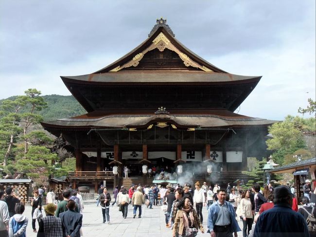 美ヶ原からビーナスラインを降りてきて、和田峠から国道142号に乗り換えて北上し、上信越道に上がりました。長野市の「善光寺」を訪ねためです。<br /><br /> 章くん、善光寺は初めて…。『身はここに、心は信濃の善光寺』とうたわれ、欽明天皇十三年(552年)、仏教伝来の折りに インドから中国を経て、百済より日本へ伝えられた日本最古の仏像がおわしますこの寺に、初めてお参りしました。<br /><br /> 善光寺を中心とする、長野市の町作りにも感心させられるところが多くあり、有意義な旅でありました。<br /><br />
