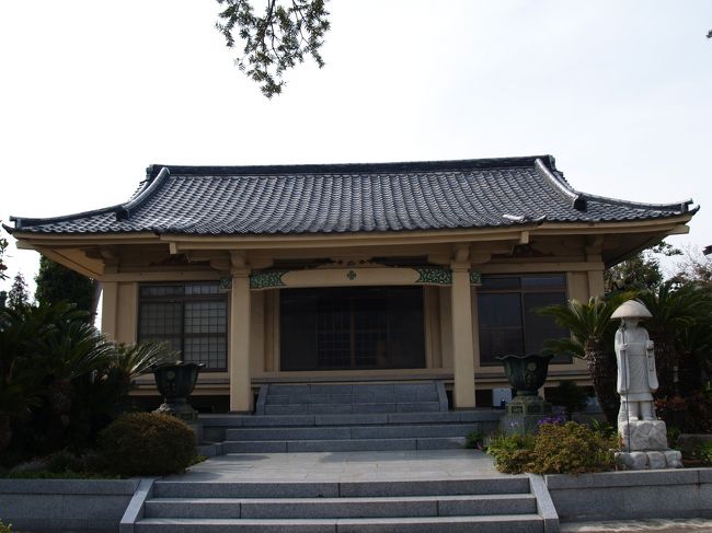 鎌倉市上町屋にある泉光院は真言宗大覚寺派のお寺であり天守山高音寺泉光院という。開山は大法師季等和尚で寛永16年(1639年)の創建である。本尊は阿弥陀三尊である。元々は真言宗高野山派に属していたが、戦後になって真言宗大覚寺派に移っている。<br /> 本堂の再建は鉄筋コンクリート製で昭和36年(1961年)に、薬師堂の再建は昭和52年(1977年)に、客殿の建立は平成3年(1991年)に、境内整備事業は平成6年(1994年)に行っている。ただ、山門の屋根は朽ちており、余震が多いこの時期には瓦が落下しないか心配される。地蔵前、六地蔵向かいに立派な戦死者の石塔があった。<br /> 境内外の道路側には多くのやぐらがあるが、防空壕でなければこのあたりに中世の寺があったのであろうか。<br />(表紙写真は泉光院本堂)