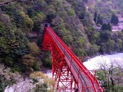 曇り空の宇奈月トロッコ列車の旅