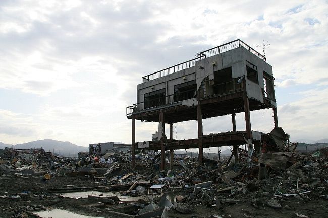 　2011年３月11日に発生した東日本大震災。<br />自分自身の生活や仕事への影響も大きかったため感心が高く、毎日テレビやネットで情報をチェックしています。<br /><br />　でも、テレビやＰＣの画面を見るだけで本当の事が理解できるだろうか？<br />現場に行かないと理解できないことがたくさんあるはず。<br />私はどうしても被災地の現場を自分の目で確かめたかった。<br /><br />　ボランティアでもなく、支援物資を持って行く訳でもない。そんな人間が被災地に行っていいのかと悩みつつ、気仙沼に行く決心をしました。<br /><br />　被災地周辺は渋滞が深刻という報道もあるので、今回は電車でのアクセスが比較的簡単そうな宮城県気仙沼市を訪問することにしました。<br /><br />□5/05(木) 東京 → 盛岡 → 鹿角 → 小阪 → 弘前<br />□5/06(金) 弘前 → 黒石 → 三内丸山遺跡 →盛岡<br />■5/07(土) 盛岡 → 一ノ関 → 気仙沼 → 一ノ関 → 仙台<br />□5/08(日) 仙台 → 松島 → 仙台 → 東京