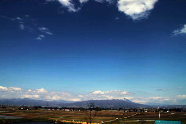 5月3日（水）〜5月6日（土）<br />5月3日（水）<br />ゴールデンウィークに福島に行く。<br />今回は家の瓦礫撤去をしなかったが、祖父母孝行をしに福島へ行く。<br />最初、仕事があるのと息子のバカさ加減にいらつき<br />行かないつもりだったが、岩手から祖母（子供達にとっての曾祖母）が<br />来ているので会わないと、と思い行く事にする。<br />夜、8時過ぎに家を出てエネオスでガソリンを入れてから出発。<br />1L＝155円（ハイオク）とこの辺では安いが近頃のガソリンの値段は高い。<br />1月前は165円だった。それでも次回5円引きのチケットをもらう。<br />車の中でコンビニおにぎりとからあげ君でお腹をごまかし、10時半過ぎに<br />妻の実家に到着。刺身(まぐろ・たこなど)をつまみに日本酒。<br />2時頃就寝。<br /><br />5月4日（木）<br />朝、10時過ぎに起床。11時過ぎに7人で伏龍に行く。歩いて家まで散歩して帰る。<br />何百回も通っている道だが歩くのは初めて。つくしやシバザクラ、梨農園を眺めて帰る。とても新鮮だった。<br />はたけんぼで花を買い、公立岩瀬病院に入院しているお母ちゃんのお見舞いからお父ちゃんの墓参り。<br />園内の道も陥没したり、墓石も倒れていたりしている。<br />持ち上げられる墓標は息子と二人で直す。<br />帰ってからパチンコ。1万円福島に寄付。<br />5時半過ぎに妻から、ばあばがもう寝るので夕飯食べるから帰れコール。<br />帰ってから大好きなお好み焼き。事前にステーキを焼いてくれる。<br />食べた後、カットスロートアイランドを見ながら寝てしまった。<br />昼寝から起きて朝4時過ぎまで父と飲む。<br /><br />5月5日（金）<br />この日も伏龍。家族4人で行き、帰ってから<br />会津に出発。祖母がどうしても行きたいと言っていた『立木観音・恵隆寺』に連れて行く。<br />http://ja.wikipedia.org/wiki/恵隆寺<br />http://tachikikannon.jp/<br />千手観音に感動。横の27体、上の風神・雷神と合わせて30体で千手観音の形になるそうだ。<br />心から念願し願いごとを唱えれば、何ごとも念願成就するといわれている、『だきつき柱』に祖母と俺は2回も祈願。<br />ここは重要文化財で808年に弘法大師が彫ったと言われている、ころり三観音の一つ。<br />祖母はどうしてもここに来たかったらしい。義父にお願いしてもなかなか連れて行ってもらえず<br />念願かなってとても喜んでいた。横の重要文化財の旧五十嵐邸も立派だったが祖母曰く、これでも小さい家だと言っていた。さすが元御嬢。<br />会津巡りの由来を知って感心。ただ信仰の為に33カ所を回るのではなく、<br />新婚の女性が会津の風土、歴史などを学ぶ為に短期間で歩いたらしい。<br />その後会津若松城へ。鶴ヶ城は高校1年の時から来たかったが念願叶った。<br />http://www.tsurugajo.com/turugajo/shiro-top.html<br />南口駐車場から歩いて園内に入り、テニスコートを過ぎて廊下橋を渡って<br />天守閣へ。本丸広場を通り、表門をくぐり管理事務所で皆でアイスを食べてから須賀川に帰る。<br />この日は、義父母の結婚記念日のため、皆で市内の鳥峰へ。<br />娘にお祝いの挨拶をさせる。<br />食後は途中まで義父と息子・娘と少し歩いて帰る。<br />帰宅後妻とイオンスーパーセンターに来週のキャンプロケの買い物に行く。<br />タープや椅子、燃料、クーラースタンドなど大量に4万円程買い込む。<br /><br />5月6日（土）<br />この日は夫婦二人だけで伏龍。3日連続で通うなんてどれだけ好きなんだ。<br />食後、郡山のイオンタウンに買い物。スポーツオーソリティに行き、キャンプ道具の追加買い物。<br />ドライバックやテーブルクロス、ハンモックなど2万円程。<br />ワイルド1にも行き、トラメジー、ジャンパー、ポンチョなどを買う。3万程。<br />家に戻り、先月持ってきたケルヒャーを使って洗車。水のホースが何度も外れて大変だったが<br />息子が手伝ってくれたのでいつもの半分の時間で済む。<br />その後、6時頃から祖母と家族4人で『ひばり温泉』へ。入浴後に広間で夕食。<br />俺は焼肉定食。息子はきつねうどん。妻はソースカツ丼。祖母と娘はぎょうざ。運転があるのでビールを飲めず。<br />10時過ぎに義父母が仕事の稽古から帰り、その後11時近くに東京へ向かう。<br />ゴールデンウィーク中だが、前の日と違い混雑はほとんどなくスムーズに帰京。2時半頃家に着く。<br />今回は直接的な手伝いはしなかったが、福島でお金を使おうと思って行ったのでお金を落とす事で復興の手助けになれば、、、。<br />