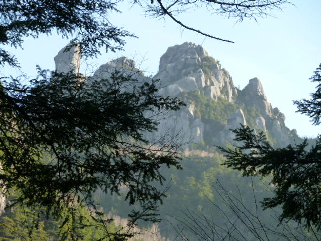 ２０１０年に続き、<br />２０１１年５月１４日に<br />山梨県北杜市の瑞牆山（みずがきやま）（２２３０ｍ）へ<br />ハイキングに行きました。<br /><br />その模様を綴ります。