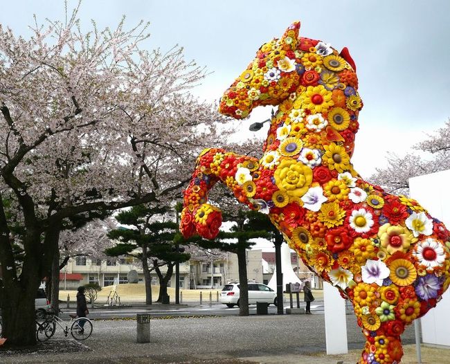 ＧＷの１泊１日半の十和田＆弘前ドライブ！<br /><br />２日目、十和田湖を出発してまずは奥入瀬渓流を経由して、十和田市現代美術館を目指します。<br />期待していた奥入瀬渓流はまだ葉が芽吹く前のちょっと寂しい景色・・・。<br />逆に急遽立ち寄ることとした十和田市現代美術館は、期待以上の内容でとっても楽しかった場所でした！