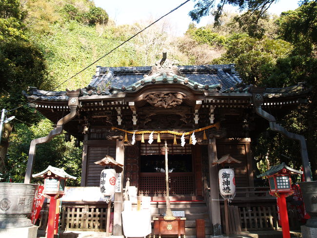 　鎌倉市大町にある八雲神社は、永保年間（1081年〜1084年）に新羅三郎源義光が京都祇園社（現八坂神社）の祭神をここに勧請したのが始まりと伝えられる。この頃に鎌倉の町で疫病が流行し、多くの人々が苦しんでいたという。鎌倉最古の「厄除開運」の社といわれ、地元では親しみをこめて「八雲さん」、「お天王さん」と呼んでいる。<br />　境内参道の鳥居横には庚申塚があった。立派な庚申塔である。これまでに何度も訪れたが気が付かなかった。垣根の木立のなかに埋もれていたからだろうか。この石の鳥居には明治の奉納年が彫られている。関東大震災（大正12年（1923年））で社殿は倒壊したが、社務所は無事だったそうだ。石の鳥居も倒壊しなかったのだろう。鎌倉でも石の鳥居には関東大震災前の年号が刻まれた鳥居が何基か見うけられる。境内中央と攝社・諏訪神社の鳥居は銅鳥居である。戦後、奉納されたものだ。<br />（表紙写真は八雲神社拝殿）