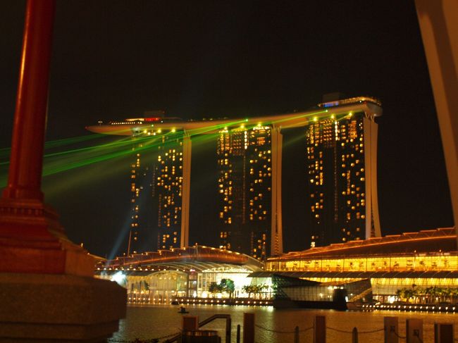 2010年に完成した超巨大ホテル、マリーナ ベイ サンズ シンガポールに宿泊してみました。<br />ソフトバンクのCMでSMAPが登場する、屋上がプールになっているあのホテルです。<br />キムタクがここのプールで撮影したかと思うと感激です。<br /><br /><br />３つのタワーの上に船が乗っかっているというコンセプトのホテルですが、ここはホテルというよりは「アミューズメントパーク」ですね。<br />とにかくスケールはハンパじゃない！<br />まる一日施設内で遊べます。<br /><br /><br />ただし新しいホテルにありがちですが、<br />スタッフサービスはシンガポールの他の伝統ある一流ホテルに比べると、質を期待してはいけないように思えました。<br /><br />空中に浮かぶ船はプールになっていて子供も楽しめ、また施設内に巨大なカジノがあるので大人も楽しめます。<br /><br />4歳の子連れでしたが十分楽しめるホテルでした。<br /><br /><br /><br />