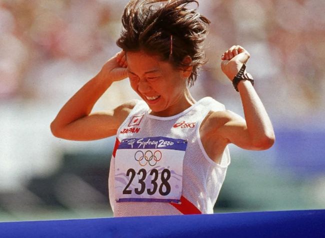 高橋尚子は、1972年岐阜県生まれ、2000年シドニーオリンピック女子マラソンで、陸上選手女子初となる金メダルを獲得しました。2001年にはベルリンマラソンで女子で初めて2時間20分の壁を破り、世界新記録で優勝しています。2000年10月3日に国民栄誉賞を授与され、日本を代表するアスリートとして活躍しました。<br /><br />金メダルジョギングロードの尚子コースは、この偉業をたたえ、小出義雄監督とトレーニングに励んだコースを取り入れ、設けられました。岩名運動公園をスタートして、高座木、萩山新田の農道を走り、県道65号線の下のトンネルをくぐり、土浮干拓で印旛沼サイクリングロードに入り、折り返し地点を往復する、全長10kmのコースです。<br /><br />2011/05/15 第1版<br />2012/05/01 第2版<br />2012/08/20 第3版