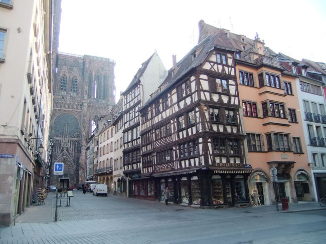 今回の旅行の最後の目的地ストラスブール、そのストラスブールという町の名前Strasbourgが示す通り、ここはドイツ語圏であった事を表している。<br /><br />今でこそフランスのメンタリティーを持つアルザス地方であるが、その土地柄フランスとドイツの間で取ったり取られたりという憂き目に会っていた。それが有名な小説「最後の授業」へと現れている。<br /><br />さて、そんなストラスブール、手のひらサイズならぬ徒歩サイズといううれしい街のサイズでありながら、街の中には街歩きだけでも1日中楽しんでいたい、なんとも情緒あふれる風景が広がっている。<br /><br />大都会ながらもパリとは違った風景が広がるこの町、建築様式もパリの「これでもか！！」的な波状攻撃とは違いなんとなく穏やかな雰囲気。あまりにもフォトジェニックの為、写真を撮りすぎた。<br /><br />なので、いくつかに分けてご案内。意外と日本人旅行者は少ない。