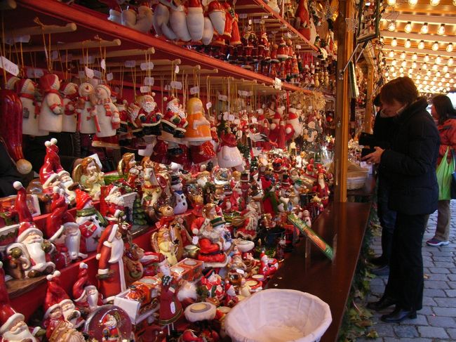 ２度目のクリスマスマーケットを巡るツアーです。<br />１回目で夫婦ともすっかり気に入ったので、場所を変えて再度行ってきました。<br />「スイス・ドイツ・フランス３カ国のクリスマス７日間」<br />バーゼルをベースにフランスとドイツに行き、最後はスイスでベルン、モントルー、ジュネーブとまわります。<br />それぞれの国の特徴があって面白かったです。<br />このためにデジカメを新調したのですが、途中からカメラが不調となり、スイスの写真が撮れませんでした。残念！