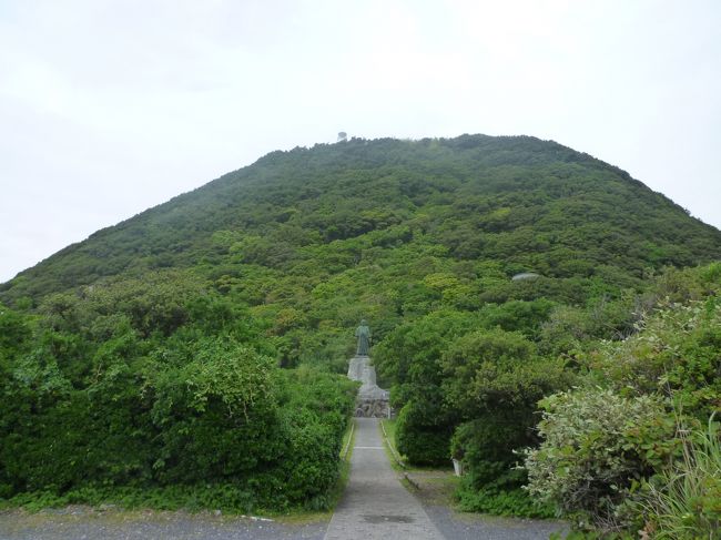 行きは夜行バス、帰りは特典航空券を使って週末四国に行ってきました。<br />とりあえず、うどんを食べて、大歩危峡と室戸岬に行こうとだけ決めて、金曜日の会社終了後、そのまま時刻表片手に新宿から夜行バスに乗り込みました・・・<br /><br />今日はいよいよ、Ｖ字型の先っちょ憧れの室戸岬に行きます<br />その前に、甲浦に寄り道しました<br /><br />(1)香川でなんとか讃岐うどんを二杯味わうの巻→https://4travel.jp/travelogue/10569114<br />(2)徳島・大歩危峡でかずら橋と遊覧船を楽しむの巻→https://4travel.jp/travelogue/10569117<br /><br />【行程】<br />5/20 新宿～岡山（夜行バス）<br />5/21 岡山～坂出～丸亀～琴平～大歩危～安芸　<br />5/22 安芸～甲浦～室戸岬～安芸～高知<br />5/23 高知～東京<br /><br />【バス・列車】<br />20 MAY 新宿(2120)⇒岡山(0640)（夜行バス：オリオンツアー　楽天トラベルで手配 6,500円）<br />21 MAY 岡山(0711)～(0750)坂出(0839)→(0845)丸亀(0933)～(0954)琴平(1059)～(1141)大歩危(1542)～(1631)後免(1636)～(1719)安芸<br />22 MAY 安芸(0826)～(1046)甲浦(1145)～(1239)室戸岬(1354)～(1446)奈半利(1501)～(1524)安芸(1633)～(1656)のいち(1720)～(1729)後免(1734)～(1742)高知<br />（JR乗車券：岡山⇒高知 3,180円、自由席特急券: 丸亀⇒大歩危⇒後免　計2,610円）<br />（土佐くろしお鉄道：後免⇒安芸、奈半利⇒後免、高知東部交通バス：安芸⇔室戸岬⇔甲浦、以上　安芸・室戸観光きっぷ　5,000円）<br />（バス：大歩危⇔かづら橋　1,450円）<br />（空港バス：高知駅⇒高知空港　700円）<br /><br />【フライト】<br />23 MAY JL1482 J 高知 羽田 0720 0835<br /> (JMBエコノミー特典航空券「ソウル～東京//高知～東京～大阪～ソウル」10,800マイル+Taxの一部をクラスJに変更+￥1,000)<br /><br />【宿泊】<br />5/21　安芸 ビジネスホテル弁長　シングル2食付￥6,200（電話で当日予約）<br />5/22　高知　高知さくらホテル　シングル　￥3,000（楽天トラベルで当日予約）