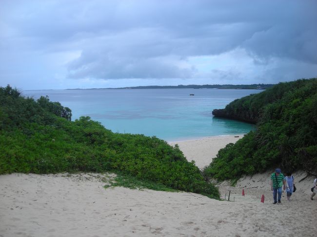 暮れの石垣島ツアーで味をしめ、次回は海の大好きな母を連れて行きたいと願っていました。春休みに計画したのですが、直前の地震でキャンセル。またいつかと思っていたところ、同じようなツアーを発見。早速再チャレンジすることにしました。<br />春休みより安いツアー料金にラッキーと思いきや、全国天気予報を見ると毎日雨マークばかり。<br />沖縄は５月から梅雨入りということをうっかり忘れていた・・・ショック。<br />それでもホテルが良いし、飛行機に乗れるならそれでもいいや。<br />１週間前に送られてきた日程表を見たら初日は宮古着が夕方６時半、えっ！泊まるだけ？つまり観光は１日半ってこと。<br />安いツアーだから仕方ないか。<br />まあ、のんびり行きましょう。<br />まずはツアー前半編。<br />