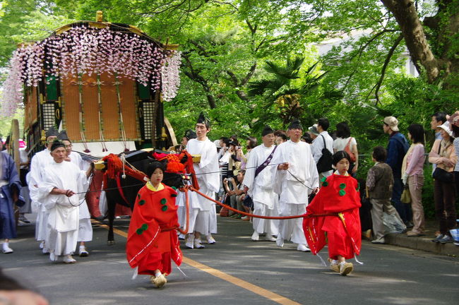 美しい新緑の中、京都三大祭りの一つ葵祭が粛々と執り行われました。<br />都大路を行く雅な王朝行列<br />今年も賀茂街道から見物させて頂きました。<br /><br />日曜日とあって多くの人出が予想されましたが、昨年は、土曜日の開催で８万７千人で、今年はそれよりも少なく8万１千人程やったとか…<br />今年の斎王代さん、笑顔がとても素敵でした。<br /><br />もともと、葵祭は天災の災いを祓い五穀豊穣と国家安泰を願って行われた祭りです。今年は東日本大震災のの復興を願いながらの祭となりました。<br /><br />2010年　葵祭<br />http://4travel.jp/traveler/masamana-jyugon/album/10460547/#