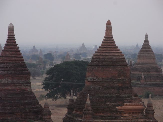 カンボジアのアンコール・ワット、インドネシアのボロブドゥールとともに、世界三大仏教遺跡のひとつと称されており、イラワジ川中流域の東岸の平野部一帯に、大小さまざまな仏教遺跡が林立しているミャンマーの「バガン」に行ってきました。<br /><br />バガンの人々は素朴で親切です。<br />特に子供たちはきらきらした目をしていました。<br />