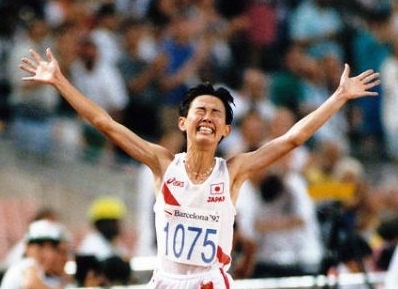 有森裕子は、１９６６年岡山県生まれ、１９９２年バルセロナオリンピック女子マラソンで、陸上競技選手として６４年ぶりの銀メダルを獲得する。１９９６年にはアトランタオリンピック女子マラソンで、銅メダルを獲得し、二大会連続のオリンピックメダル獲得は、日本女子陸上選手では有森が初めての快挙であった。ゴール後のインタビューで「自分で自分をほめたい」という言葉は、その年の流行語大賞に選ばれています。<br /><br />金メダルジョギングロードの裕子コースは、この偉業をたたえ、小出義雄監督と金メダルを目指してトレーニングに励んだコースを取り入れ、設けられました。岩名運動公園をスタートして、宮前団地、京成佐倉駅前、山崎、鹿島川沿い、印旛沼サイクリングロード、土浮、萩山新田を走り、高座木を通り、岩名運動公園に帰って来る、全長１３．２５ＫＭの周回コースです。<br /><br />2011/05/18 第１版<br />2012/05/01 第２版<br />2012/08/20 第３版<br />2020/06/06 第４版<br /><br /><br />