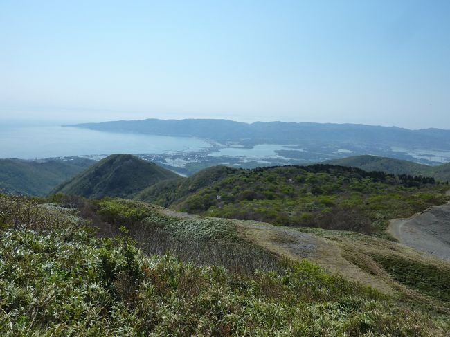 佐渡最高峰 標高1,172m佐渡最高峰の山。標高1172m。もともと北山と呼ばれていたが、1601年に佐渡金山が発見され、初代奉行の大久保長安によって「金北山」と名付けられた。女人禁制の山で、山に登ったおばあさんを神様が蹴落としたという伝説や、実際に奉行所から「叱り置く」という罪になった人もいる。山頂付近のブナ林は見事で、海府側は強風に耐えている樹形、国仲側は真っ直ぐ伸びていて対照的。また、山頂には金北山神社があり、沿道にはカタクリ、シラネアオイ、ショウジョウバカマ、ヤマエンゴサク、サンカヨウ、エゾアジサイ、フキノトウ、タムシバ、ミズバショウなどが咲く・・・・にいがた観光ナビより登る前、ガスが出たら危険とか、雪がまだ残ってるから慎重にと、山荘や観光協会から釘をさされた。どうも、今年3件の遭難騒ぎがあったらしい。実際山荘の玄関には、初心者はまだ危険とかの張り紙が出ていた。山をあなどってはいけません。気をつけて登る事にします。