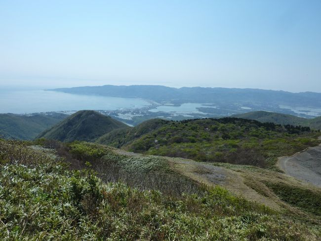 佐渡最高峰 標高1,172m<br />佐渡最高峰の山。標高1172m。もともと北山と呼ばれていたが、1601年に佐渡金山が発見され、初代奉行の大久保長安によって「金北山」と名付けられた。女人禁制の山で、山に登ったおばあさんを神様が蹴落としたという伝説や、実際に奉行所から「叱り置く」という罪になった人もいる。山頂付近のブナ林は見事で、海府側は強風に耐えている樹形、国仲側は真っ直ぐ伸びていて対照的。また、山頂には金北山神社があり、沿道にはカタクリ、シラネアオイ、ショウジョウバカマ、ヤマエンゴサク、サンカヨウ、エゾアジサイ、フキノトウ、タムシバ、ミズバショウなどが咲く・・・・にいがた観光ナビより<br /><br />登る前、ガスが出たら危険とか、雪がまだ残ってるから慎重にと、山荘や観光協会から釘をさされた。<br />どうも、今年３件の遭難騒ぎがあったらしい。<br />実際山荘の玄関には、初心者はまだ危険とかの張り紙が出ていた。<br /><br />山をあなどってはいけません。<br />気をつけて登る事にします。