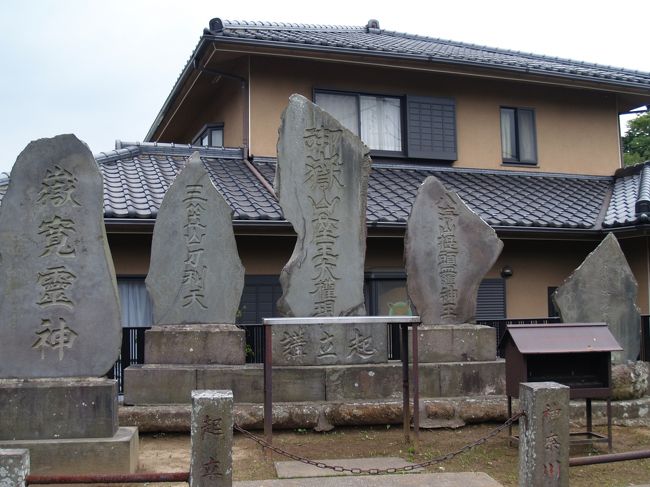 　横浜市栄区上郷町に環状4号線沿いに鎮座する御嶽山座王大権現は少し上にある御嶽（おんたけ）神社の石碑である。八海山神王 三笠山刀利天の御嶽三座神と一緒に祀られている。また、猿田彦大神と稲荷社は知り合いに頼まれ、持ち切れなくなった稲荷社が集まってしまっている。横浜栄高校から環状4号線に伸びている道路は東急建設が宅地開発のために造ったものであり、現在は仮竣工している。お地蔵さまや馬頭観音はこの道路工事で移設されたもので、一時預かっているものだ。もう20年来になるが道路が竣工したらもとに戻すのだそうだ。東急建設の宅地開発も反対などがあり、頓挫したようだ。<br />　鳥居があり、石碑が並んでいる。台座や石柱に「起立講」と彫られているから上郷にある御嶽講で建てたのである。笠間にある御前様が中心でここ上郷や南谷戸（戸塚区下倉田）にもある。江戸時代までは女人禁制どころか、山にも入れなかったが、明治以降は入山できるようになり、山岳信仰が流行した。そのため、石碑の建立は明治から大正ぐらいになる。<br />　霊神碑は、「御嶽山を死後の魂の安住の場」と信仰する御嶽講が地域にでき、建立したもので、「死後の霊魂の憩いの場を御嶽に求めようとする独自の霊魂観が、そこにはある。」とされる。<br />　摂社として霊神碑が建つ神社は小動神社や御霊神社（(鎌倉)権五郎神社）などにも見られるが、長谷の新宿御嶽社や横浜市戸塚区下倉田町の南谷などは霊神碑だけが建つ御嶽講の塚になっている。これらは街道沿いにあり、昔は旅人たちも参拝したのであろう。<br />（表紙写真は上郷町の御嶽三座神）