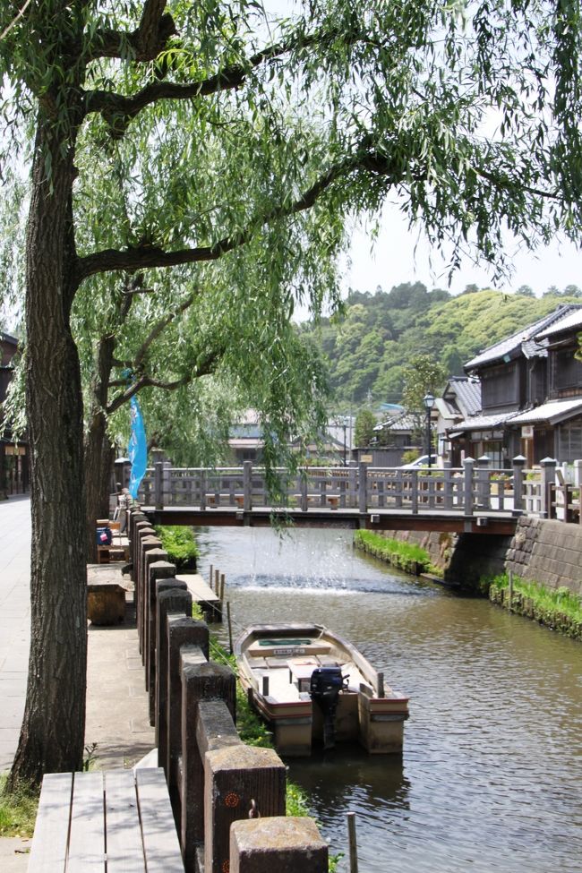 家族の誕生日を祝うランチのお店を探していたら、佐原に評判の良い古民家フレンチを見つけました。<br /><br />アヤメも咲き始めたので水生植物園に寄り、小江戸・佐原の街並みも楽しもうと少し早めに家を出発。<br /><br />まず水生植物園を訪れたのですが、震災の影響でまだ閉園中(再開は5/28からのようです)。<br /><br />仕方がないので、佐原に車を止め散策を開始。<br />小野川沿いを中心に、江戸〜明治にかけて建てられた伝統ある街並みが続きます。<br />ただ、所々が震災の影響で被害を受けていました。<br /><br />お昼は、今日の一番の目的である『夢時庵』で、とっても美味しいフレンチに大満足。<br /><br />午後からは酒蔵の見学などもして、香取神宮も訪れ、最後は道の駅で沢山野菜を購入しました。<br />