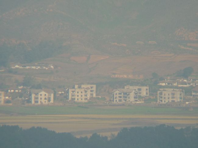 ソウル郊外にあるオドゥ山統一展望台にチャータータクシーで行ってきました！<br />漢江（ハンガン）、臨津江（イムジンガン）が合流する地点にある気軽に北朝鮮を見ることが出来る展望台です。<br />展望台からは、川の向こうに北朝鮮（朝鮮民主主義人民共和国）の開豊（ケプン）郡の農村の風景を見ることが出来、びっくりしました。<br />望遠鏡をのぞくと暮らしている人の姿が見えて驚きました。<br />ウォン安だったので、ソウルでは焼肉をたくさん食べました！