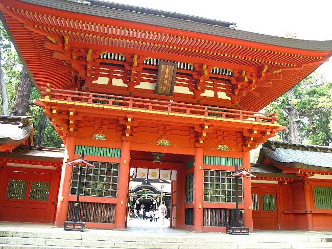 (表紙は香取神宮、楼門)<br /><br />ふと香取神宮が頭に浮かび、佐原に出かけることになる。<br /><br />佐原といえば、あの伊能忠敬の故郷でもある。前回のマラッカのGeographer's Cafeから連想したのかもしれない。<br />とにかく旅行ヤとしては一度はご挨拶しなければならないGeographerである。少なくとも彼の描いた海岸線はまちがいなく日本の領土の証しとなったのです。(もっとも尖閣列島は描かれていませんが・・・)<br /><br /> 佐原の町に来てみれば、利根川からの支流小野川に沿って、かつて栄えた商家がいくつも残っている。伊能家もこの地の豪商だったのだ。ただ残念ながら3/11の大地震で旧家の屋根瓦は崩れ落ち、内部には入れない。<br /> 川を挟んで伊能忠敬記念館があって、翁の業績を紹介している。<br /><br />そこから循環バスで香取神宮まで20分ほど。<br /><br />鹿島神宮へは何度も行く機会があったが、ここは以外と初めてである。明治以前「神宮」といえば伊勢神宮、鹿島神宮、香取神宮しかなかった由緒あるお宮の一つというのに。<br />ほぼ鹿島神宮と同時期に創建されたようで、対となって存在するのが「要石/かなめいし」である。香取神宮のものは凸石、鹿島神宮のものは凹んでいる。それらはともにこの地域に多い地震を起こす地下の大なまずを押さえ込んでいる、といわれる。<br /><br />・なまずには自信を持ってのぞめ石<br /><br /><br />