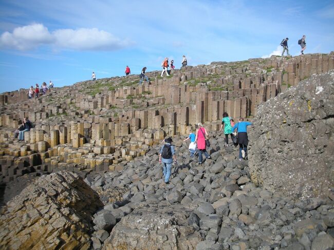 アイルランド島北東、アルスター地方アントリム県ブッシュミルズの北に位置するジャイアンツ・コーズウエイを訪れました。6千万年前の激しい火山活動で形成されたとされる、大規模な柱状節理の景観で知られる場所です。<br />★世界遺産、ジャイアンツ・コーズウェイの柱状節理の景観<br />★キャリック・ア・リードの吊り橋を渡りスコットランドを望む<br />★アイリッシュウイスキー「ブッシュミルズ」の蒸留所で軽く一杯<br />★途中、キャリック・ファーガス城、ダンルース城をチラっと<br /><br />[いただいた郷土料理/ご当地グルメ]<br />◎アイリッシュシチュー<br />◎アイリッシュウイスキー<br />