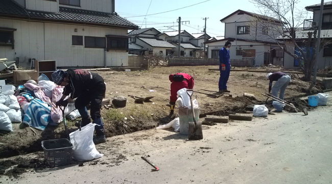 ５月初旬に北米から日本に飛び、２ヶ月を経過してもまだ地震と津波の爪痕が生々しい宮城県内３都市にて被災地ボランティアをした。