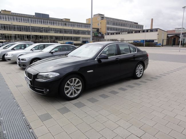 ２年ぶりにドイツに旅行しました。<br /><br />今回はフランクフルトより南部。<br />シュツットガルト・ミュンヘン・アルペン街道・ロマンティック街道・ローテンブルク等周遊というより「行ったか見たか」の弾丸ツアーです。<br />６日間で３，５００ｋｍを走ったのですが、さすがアウトバーン。<br />楽しかったのなんの、しかも安全に。<br /><br />３日目<br /><br />いよいよレンタカーを借りてアウトバーン初体験です。<br />表紙の画像がレンタカーです。当時日本では発売されていなかった<br />ＢＭＷ５３５ディーゼルです。<br />ヨーロッパではディーゼルは当たり前のようですね。<br />走りはもの凄いよかったですよ。<br />日本で同じ５シリーズの５Ｌに乗っているのですが、<br />スムーズさでは互角。<br />ただし日本と違って、軽油はガソリンより高いです。<br /><br />ミュンヘンに向かう途中、２か所ほど寄り道をしました。<br /><br />鉄道模型のメルクリン本社博物館<br />シュタイフの本社博物館です。<br /><br />