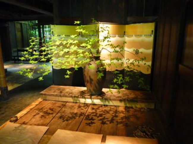 2011年5月21日（土）〜22日（日）　京都へ1泊旅行♪<br />京都・祇園で美味しいグルメと和オーペルジュ宿泊。<br />祇園をたっぷりと堪能しました♪<br /><br />☆Ｖｏｌ４　5月21日（土）午後☆<br />鴨川沿いにあるイタリアン「イル　ギオットーネ　クチネリーア」で優雅にランチしたあと、鴨川から祇園へ♪<br />寄り道に建仁寺を観光。<br />宿泊するのは八坂神社の隣にある旅館「柚子屋」。<br />「柚子屋」は和オーペルジュとしても有名。<br />もともと昔からの旅館であるが、近年、モダンな和オーペルジュとしてリニューアル。<br />その評判は海外にも広がっており、旅館に入ると、外国宿泊客がたくさんいたのは驚き。<br />門から入るとかなり高いところへ階段。<br />旅館に入ると徹底した和のモダンの空間が広がり、素晴らしい。<br />何よりも京都らしい凛とした雰囲気と安らぎの雰囲気が持ち合わせていることがすごい。<br />向かって右手はたくさんのかまど。<br />これらのかまどは今も現役で昼食や夕食にも使われる。<br />左手はロビーカウンター。<br />そこで、チェックイン・アウトをする。<br />客室は全て2階で美しい新緑の中庭を囲むように配置されている。<br />案内された部屋は「黄」。<br />部屋は10畳で、トイレ・バスルームが個別に完備。<br />バスルームは総檜の美しいお風呂で窓があり、とても明るい。<br />柚子屋の名前通りに、お風呂にも柚子を浮かべて楽しむよう、柚子が置かれている。<br />部屋は古き良き時代を感じさせる雰囲気で、年代物の箪笥や鏡台が置かれている。<br />窓からの眺めは裏手の八坂神社で小塔がみえる。<br />この旅館は日本人よりも外国人に受けする雰囲気で、外国人がみえており、国際的な雰囲気も備わり、独特な雰囲気。