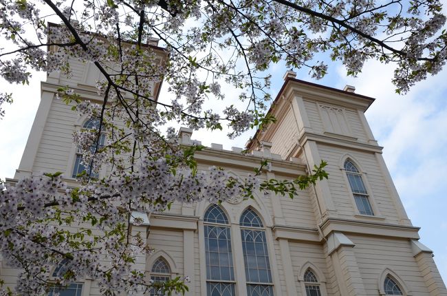 私の大好きな近代建築<br />中でも好きなジャンルは、学校建築と教会<br />青森の弘前には地元の大工さんたちが造った、東北らしく素朴で素敵な教会がたくさんあります。<br />ここではパリのノートルダム大聖堂をモデルにしたといわれる、日本キリスト教団弘前教会<br />弘前の景色がステンドグラスで描かれたカトリック弘前教会<br />赤レンガの教会で大正ロマンを感じる 日本聖公会 弘前昇天教会を紹介します。