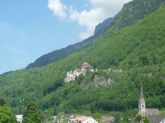 面積がたった160平方キロメートル、世界で6番目に小さい国が、リヒテンシュタイン公国（Liechtenstein）<br /><br />ルパン3世の名作、「カリオストロの城」に出てくるカリオストロ公国のモデルになったと言われるのが、このリヒテンシュタイン公国<br /><br />首都、ファドゥーツ（Vaduz）は　数百メートルぐらいのところに観光地がかたまっています。メイン通りを　寄り道せずに　ただ歩けば10分　かからないのでは？？<br /><br />この小さな国の大事な収入源の一つにパスポートのハンコがあります。EU非加盟国だけど、永世中立国で、スイスと隣接しているこの国は　本来ならパスポート審査はないはずなんだけれど、リヒテンシュタイン入国記念に　ツーリストオフィスで　入国のハンコをパスポートに押してもらうことができます。入国といえば　もっとかたっくるしいイメージなのに、スタンプラリーみたいなノリでハンコを押してもらえるなんておもしろい。<br /><br />もう1つの収入源が切手。コレクターにとって小国の切手は超レアもの、ってことみたい？メインストリートに切手博物館もありました。入場無料なので　気軽に立ち寄れてよかったです。<br /><br />リヒテンシュタインという国はそもそも　リヒテンシュタイン公が自分の領地を買い足して造った国。そして　今でも　その首都、ファドゥーツ城に住んでいます。自分の国の自分のお城に住むなんて　なんだか　童話の世界だなぁ〜。<br /><br />今回訪れたファドゥーツの中心は　すごく観光地化していて　賑わって楽しかったんだけど、カリオストロ公国のイメージの緑いっぱい、って感じではなかったので　次回はもっと森の中の自然を求めて訪れてみたいと思います。
