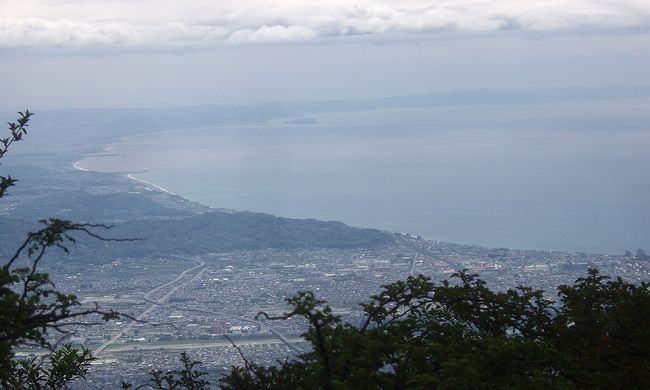 5月中に入梅してから、毎日天気予報をチェック。梅雨の晴れ間、初めての箱根縦走にでかけた。私の山歩きは、最初の3時間はペースが速く、その後バテてペースダウンすることが判明。6時間位は楽に歩ける歩き方を身につけないと。<br /><br />7時45分　公時神社に車をとめる(平日なので、私は3台目)。<br />8時11分　「仙石」バス停より「小田原」行きに乗車(350円)。<br />8時22分頃「宮城野支所」下車。<br /><br />歩行時間：宮城野→明神ヶ岳　1時間40分<br />　　　　　明神ヶ岳→金時山　2時間05分<br />　　　　　金時山→公時神社　　　 55分 　計4時間40分(12km)<br /><br />表紙写真：明神ヶ岳より小田原、江ノ島、三浦半島を望む。