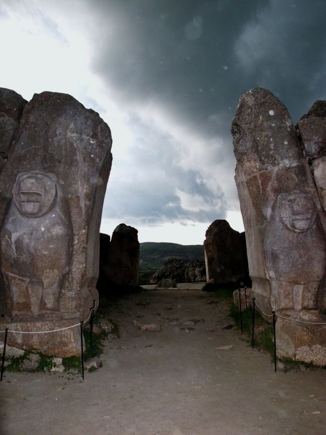ポアズカレ(Bogazkale)は、トルコの首都アンカラの東150kmにありアナトリア高原のほぼ中央部である。ポアズカレが紀元前16 - 14世紀の古代ヒッタイト帝国の首都、ハットゥシャと確認されたのは、1906年のことであり、以来90年余り発掘はゆっくり続けられている。大神殿跡、突撃門や上の街神殿群跡、獅子門などが発掘されている。<br />ヒッタイト（英:Hittites）は、インド・ヨーロッパ語族のヒッタイト語を話しアナトリア半島に王国を築いた民族。<br />（フリー百科事典:ウィキペディア (Wikipedia)」より引用）<br /><br />ヤズルカヤ<br />ここにある遺跡は紀元前１５００年前にさかのぼるものもあるが、有名なレリーフや神殿跡は紀元前１３世紀以降のものと考えられている。ヤズルカヤの遺跡のメインはヒッタイトの神々などが描かれているレリーフ。<br />レリーフがある２つの谷のうち大きいほうへは神殿跡の左後方から入ることができる。左側には神々が、右側には女神の像が並んでいて、女神は円錐状の被り物をかぶっており、長いドレスをまとっている。神々の側では１２の戦いの神や月の神クスフが特に目を引く。神々と女神は谷の奥で出会い、ここでは山々にまたがったヘブトが豹の上に立っている女神ヘブトと向かい合っている。ヘブトの後方には彼らの息子シャッルマも豹の上に立っており、そばにはほかの女神たちが描かれている。女神側のレリーフのなかにはトゥドハリヤ４世（紀元前１２５０年―１２２０年）が王旗と太陽を握っているレリーフが谷の入口近くに描かれている。トゥドハリヤ４世はこの神殿を建てた王と考えられている。この大きい谷は初春に行われていた新年のお祝いに使われていたと考えられている。<br />もうひとつの小さい谷の入口には２つのスフィンクスが描かれているが、風化していて見分けるのが困難。また１２の人物像があるが、これは大きい谷に描かれている１２の戦いの神々に似ているが、保存状態はこちらのほうがよい。向かい側には「剣の神」のレリーフがある。人間の胴体が刀として描かれている一方、柄の部分は頭となっている風変わりなレリーフである。これはヒッタイトの下界の王ネアルガルを表現している。その隣にはトゥドハリヤ４世を抱えているシャッルマのレリーフがある。この場所はヒッタイト王の葬儀の際使われていたと考えられている。<br />（http://www.torukomania.com/%E3%83%88%E3%83%AB%E3%82%B3/%E3%83%9C%E3%82%A2%E3%82%BA%E3%82%AB%E3%83%AC%E3%83%8F%E3%83%83%E3%83%88%E3%82%A5%E3%83%BC%E3%82%B7%E3%83%A3%E3%82%B7%E3%83%A5　より引用）<br /><br />ヤズルカヤ遺跡については・・<br />http://www.youtube.com/watch?v=NUmipwtL6DY<br /><br />２日目 ・・５月１２日（木）<br />【アンカラ・ホテル発】8：00〜アンカラ観光へ。（約１時間）<br />◎アナトリア文明博物館　　<br />観光後、ボアズカレへ。（約210KM、約3時間30分）<br />到着後【世界遺産】ボアズカレ観光へ。（約１時間）<br />◎ハトゥッシャス遺跡、◎ヤズルカヤ、観光後、<br />カッパドキアへ。（約240KM、約4時間）<br />ラクダ岩　ローズバレー　観光ホテル着　20：30<br />昼：サチカブルマ　　夕：ホテル<br /><br />【宿泊地：カッパドキア泊】　ユスフ　イート　オール　コナウについては・・<br />http://www.pelican-travel.net/hotelinfo.php?frCd=turkey&amp;htlCd=YUSUFIGIT<br />http://www.tour.ne.jp/blog/mtitour/1822/<br />