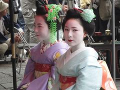 祇園白川の散歩道でたくさんの若い女性たちと出会った
