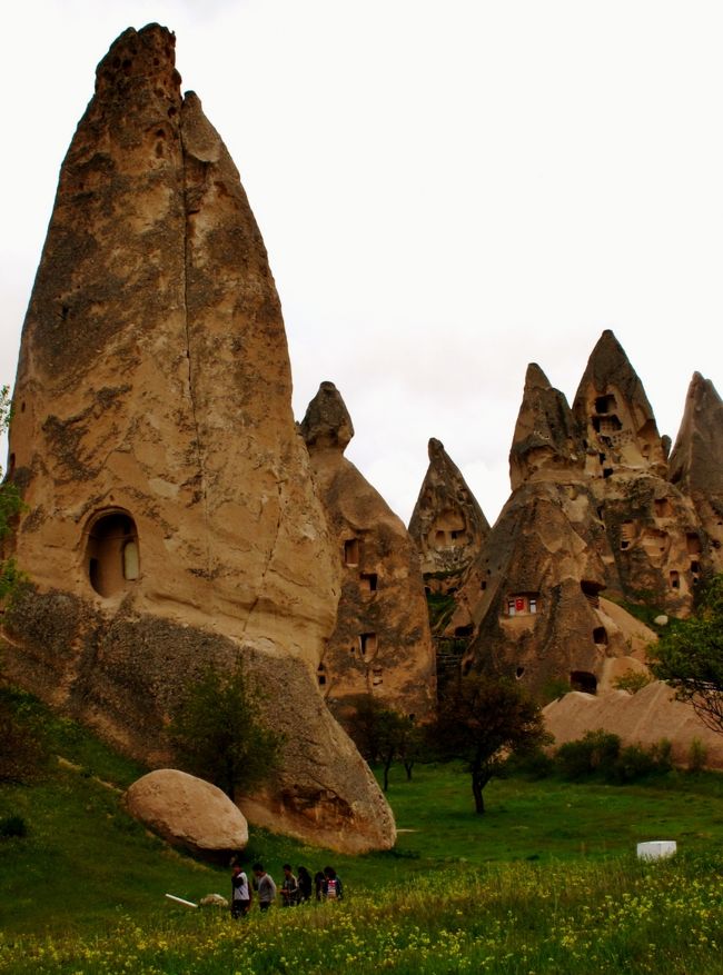 カッパドキア（ラテン語: Cappadocia）とはトルコの首都アンカラの南東にあるアナトリア高原の火山によってできた大地をいう。<br />古代の地理においてCappadocia (「美しい馬の地」を意味するペルシア語:に由来、トルコ語:Kapadokya)は、小アジア(現代のトルコ)の広大な内陸地域を指した。（フリー百科事典:ウィキペディア (Wikipedia)」より引用）<br /><br />世界遺産　ギョレメ国立公園およびカッパドキアの岩石遺跡群<br />&quot;妖精の煙突&quot;と呼ばれる岩の形成物の間に位置するギョレメ は、トルコの歴史地区カッパドキアの町である。それはアナトリア中央部の ネヴシェヒル県 (Nev&#351;ehir)にある。ギョレメ国立公園(トルコ語でG&amp;ouml;reme Milli Parklar)は、1985年にユネスコの世界遺産リストに加えられた。<br />（フリー百科事典:ウィキペディア (Wikipedia)」より引用）<br /><br />3つの要塞を意味するウチヒサール。ごつごつとした岩山を中心にできた村で、ヒッタイトの時代から要塞として使われてきた。塔のような形をした岩山には、数十年前まで実際に人が住んでいたという。村の周辺の岩には数えきれないくらいの穴が開いていて、鳩の巣として利用されているが、これは鳩の糞からブドウ畑などにまく肥料を集めるため。また村の北側にはペリバジャ（妖精の煙突）と呼ばれるキノコのような形をした奇妙な岩が並ぶエリアがある。カッパドキアならではの奇観だ。<br />（　http://www.ab-road.net/ab/sight/000007.shtml　より引用）<br />　http://www.youtube.com/watch?v=K5Xkg2V80OY<br /><br />３日目・・５月１３日（金）【世界遺産】カッパドキア観光。（2日目）<br />〔午前〕◎カイマクル地下都市○アヴァノス（トルコ石店）○鳩の谷、<br />昼：テスティケバブ（洞窟レストラン）<br />〔午後〕○ウチヒサール（岩の要塞）○ゼルベ谷（きのこ岩）○洞窟民家訪問、○アヴァノス（陶器店）<br />【宿泊地：カッパドキア泊】　ユスフ　イート　オール　コナウについては・・<br />http://www.pelican-travel.net/hotelinfo.php?frCd=turkey&amp;htlCd=YUSUFIGIT<br />http://www.tour.ne.jp/blog/mtitour/1822/<br /><br />城砦