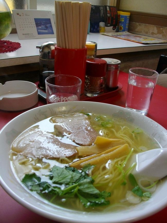 2回目の函館は函館オンリーめしを追って。<br />函館に着いたら朝ラーメン。<br />混みそな店は着いたら同時に朝ご飯でいただきます。<br />塩ラーメンの透明度は澄んだ海くらい。<br />キレイな函館の街並みと初めての五稜郭にうっとり☆<br />北海道の神戸・横浜・長崎？？って感じ。<br />いぬいぬキャラを忘れて女子旅満喫です♪