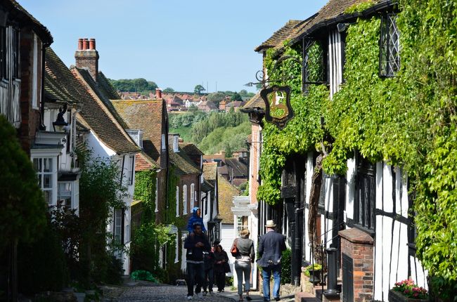 イギリスへ行ったらぜひ訪れたいと思っていた町のひとつがライ（Rye）。ガイドブックによると３時間もあれば回れるくらいの小さな町らしいけれど、イギリスの中世の町の雰囲気をたっぷり味わいたくて、ここに２泊することにしました。<br /><br />ライは元々は港町で13世紀ごろヘイスティングスなどと並ぶ特権港として栄えたそう。けれど15世紀ごろから地形が変化して海は遠のき、町が丘の上に残されて今に至っているとのこと。この町が繁栄を極めたのは、実は18世紀の密輸時代。町のパブはスマグラー（密輸業者）たちの溜り場となり、無法地帯になっていたそうです。<br /><br />※ライの写真が多くなってしまったので、ライについては旅行記を３つに分けることにします。「ライ①」では町歩きの様子について、「ライ②」ではセント・メアリー教会と教会の時計塔からの眺めについて、「ライ③」ではライでの食べ歩きと泊まったＢ＆Ｂについてまとめようと思います。<br /><br /><br />【旅程】<br />□4/29　　成田　⇒ ロンドン（LHR）<br />　レンタカー・ピックアップ後、ホテルへ（ホーリー泊）<br />□4/30　　シェフィールド・パーク・ガーデン ⇒ ブルーベル鉄道 蒸気機関車（アフタヌーン･ティー・ラウンジ・カー）乗車（ホーリー泊）<br />□5/01　　⇒ エメッツ・ガーデン ⇒ プー・カントリー（ハートフィールド／アッシュダウンの森） ⇒ ライ（ライ泊）<br />■5/02　　ライ散策（ライ泊）<br />□5/03　　⇒ ベイトマンズ（ラドヤード・キプリングの邸宅） ⇒ アルフリストン（アルフリストン泊）<br />□5/04　　ロングマンの丘絵（ウィルミントン）⇒ 白馬の丘絵（リトリントン）⇒ セブン・シスターズでウォーキング（アルフリストン泊）<br />□5/05　　⇒ ルイス ⇒ バーファム（アランデル近郊）へ　着後、ブルーベルの森（バーファム泊）<br />□5/06　　⇒ アランデル ⇒ ロンドン（LHR）へ　　レンタカー返却　　　　　　ロンドン（LHR）⇒（機中泊）<br />□5/07　　⇒ 成田 