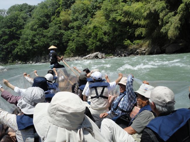 天竜舟下りと森林浴発祥の地赤沢自然休養林の<br /><br />散策ツアーに参加しました。<br /><br />名古屋から４台、全国から１４台ぐらの参加があり<br /><br />赤沢自然休養林では、郷土食の振る舞いや<br /><br />伊勢神宮御神木伐採跡地での<br /><br />獅子舞、木曽木遣が披露されました。<br /><br />